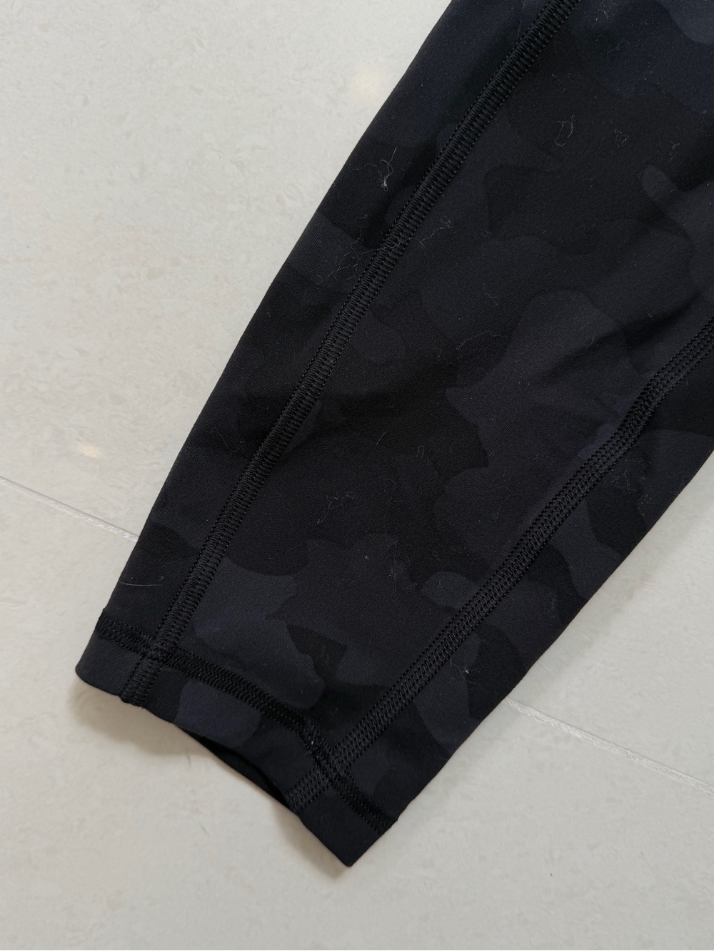 Womens Lululemon Black Camo Leggings Size 4 - Picture 5 of 10